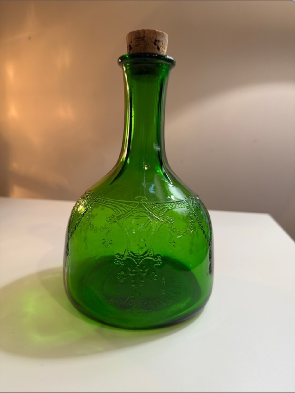 Vintage Whitehouse White House
Vinegar Embossed Green Glass ~ 8"
Bottle